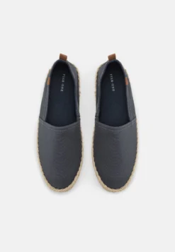 Pier One UnisexEspadrillasDark Grey Uomo Scarpe Basse PI915C00D-C11 -Negozio online Pier One Italia 78088d294b5a42328779bc35d556eee2 scaled