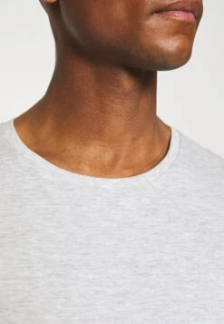 Pier One 5 PackT-Shirt BasicBlack/White/Light Grey Uomo T-shirt E Polo PI922O0GY-Q13 -Negozio online Pier One Italia 781514b98ac940a2934d4a3cf6c9ca05