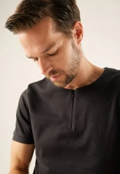 Pier One T-Shirt BasicBlack Uomo T-shirt E Polo PI922O0YJ-Q11 -Negozio online Pier One Italia 7b6df37b731b4f20bf7dff2ddfe9d3fc