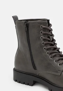 Pier One Unisex - Stivaletti Stringati - Grey 11 Pier One Unisex - Stivaletti Stringati - Grey -Negozio online Pier One Italia 82bd184e7ab747aa887abd7a99f16eb3 scaled