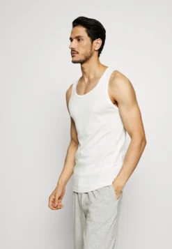 Pier One 3 Pack - Maglietta Intima - Black/Grey/White 11 Pier One 3 Pack - Maglietta Intima - Black/Grey/White -Negozio online Pier One Italia 89616a07fd5749b0878578e819009317 scaled