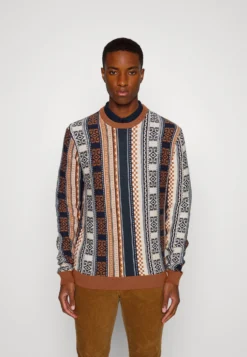 Pier One MaglioneMulti-Coloured Uomo Maglieria PI922Q0BE-T11 -Negozio online Pier One Italia 8ab3fd3f701f46478cc2b0ef7066fa39 scaled