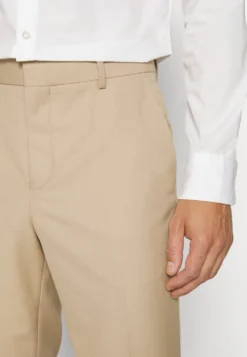 Pier One CompletoBeige Uomo Completi E Cravatte PI922A02G-B11 18 Pier One CompletoBeige Uomo Completi E Cravatte PI922A02G-B11 -Negozio online Pier One Italia 8f7c2b37fe42423cb12cd166b1245946 scaled