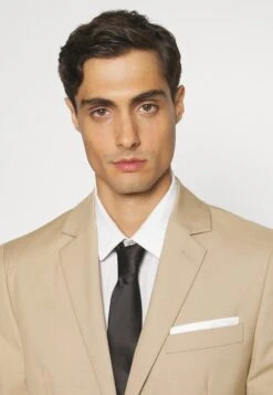 Pier One CompletoBeige Uomo Completi E Cravatte PI922A02G-B11 -Negozio online Pier One Italia 90f2244d9aa04873afca7da008371871