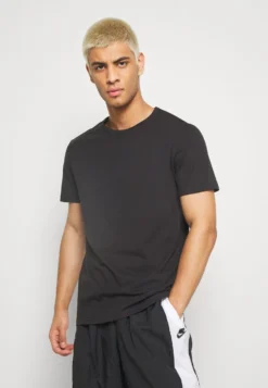 Pier One 7 Pack - T-Shirt Basic - Black -Negozio online Pier One Italia 95b0a0bbeca8474f906c3975d47b7758 scaled