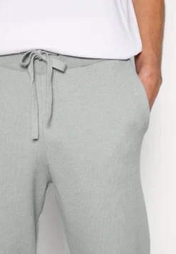 Pier One Pantaloni SportiviGrey Uomo Pantaloni PI922Q0B9-C11 -Negozio online Pier One Italia 96eab7998b5f4353aeafa53fd61e64ae scaled
