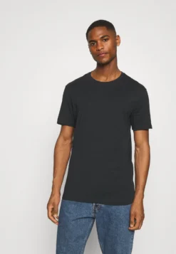 Pier One 5 PackT-Shirt BasicBlack/White/Light Grey Uomo T-shirt E Polo PI922O0GY-Q13 13 Pier One 5 PackT-Shirt BasicBlack/White/Light Grey Uomo T-shirt E Polo PI922O0GY-Q13 -Negozio online Pier One Italia 97c18e35b5f94069b6c162222882cabe scaled