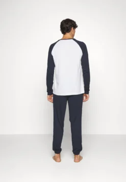 Pier One PigiamaDark Blue Uomo Per La Notte PI982M043-K11 7 Pier One PigiamaDark Blue Uomo Per La Notte PI982M043-K11 -Negozio online Pier One Italia 98d44e3c8a27401ea1d4653cfb0e08fd scaled