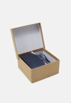 Pier One SetCravattaDark Blue Uomo Cravatte E Accessori PI952R03E-K11 -Negozio online Pier One Italia 9f0c9c901ffb47ccaba643bd0838aa41
