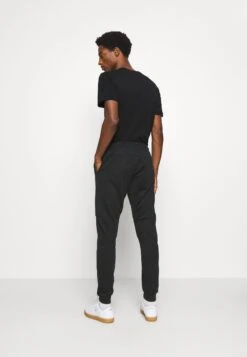 Pier One Pantaloni SportiviBlack Uomo Pantaloni Sportivi E Joggers PI922E03N-Q11 -Negozio online Pier One Italia a1b709fa2c32431482f95b3eb7300192