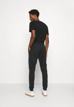 Pier One Pantaloni SportiviBlack Uomo Pantaloni Sportivi E Joggers PI922E03N-Q11 7 Pier One Pantaloni SportiviBlack Uomo Pantaloni Sportivi E Joggers PI922E03N-Q11 -Negozio online Pier One Italia a1b709fa2c32431482f95b3eb7300192 scaled