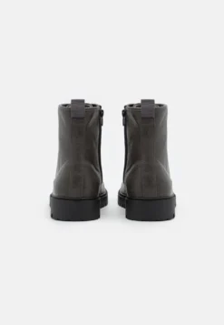 Pier One Unisex - Stivaletti Stringati - Grey 8 Pier One Unisex - Stivaletti Stringati - Grey -Negozio online Pier One Italia a6ddb9bd17b942409430e84d2c2298e2 scaled