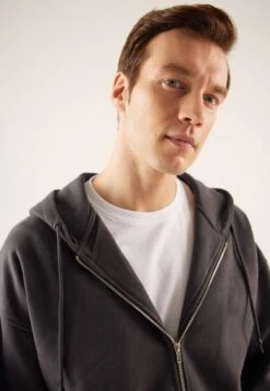 Pier One Felpa Con ZipGrey Uomo Maglieria E Felpe PI922S0HE-C12 -Negozio online Pier One Italia a91c651ba1f246f5aefd465e246bcf52