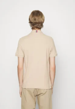 Pier One Tricolore Trim PoloBeige Uomo T-shirt E Polo PI922P03N-B11 8 Pier One Tricolore Trim PoloBeige Uomo T-shirt E Polo PI922P03N-B11 -Negozio online Pier One Italia aa6988a7acb74290ab79cc9cc4b9b1c4 scaled