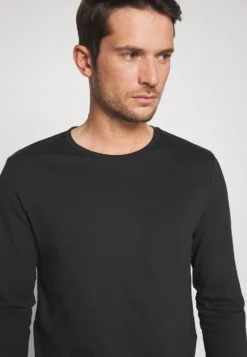 Pier One 2 PackMaglietta A Manica LungaWhite/Black Uomo T-shirt E Polo PI922O0GT-A12 11 Pier One 2 PackMaglietta A Manica LungaWhite/Black Uomo T-shirt E Polo PI922O0GT-A12 -Negozio online Pier One Italia abe5f01df1c144a5b727bffa4e9f9909 scaled