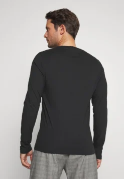 Pier One 2 PackMaglietta A Manica LungaWhite/Black Uomo T-shirt E Polo PI922O0GT-A12 10 Pier One 2 PackMaglietta A Manica LungaWhite/Black Uomo T-shirt E Polo PI922O0GT-A12 -Negozio online Pier One Italia b2ae0ed0844241398576a6d2524b1cab scaled