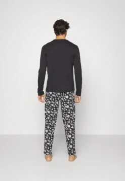 Pier One PigiamaBlack Uomo Per La Notte PI982M048-Q11 -Negozio online Pier One Italia b38e4dc8198d429085b0be2b489b5238