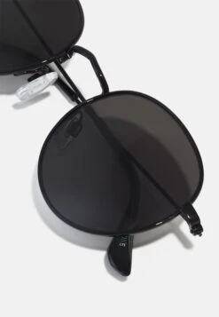 Pier One UnisexOcchiali Da SoleBlack Uomo Occhiali Da Sole PI954K02D-Q11 -Negozio online Pier One Italia b469387762a7426f92df5455a51969cc