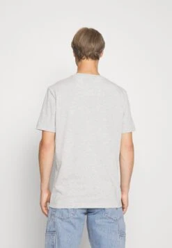 Pier One T-Shirt Con StampaLight Grey Uomo T-shirt E Polo PI922O0YS-C11 7 Pier One T-Shirt Con StampaLight Grey Uomo T-shirt E Polo PI922O0YS-C11 -Negozio online Pier One Italia b590d3c7e7b844a78c60593b7a3b9fd9
