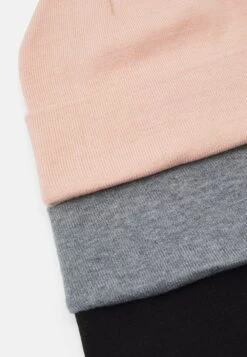 Pier One 3 Pack UnisexBerrettoBlack/Grey/Pink Uomo Cappellie Berretti PI954P00D-Q17 -Negozio online Pier One Italia bbc9906859c94d8d872d171b30469802