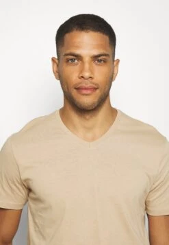 Pier One 3 PackT-Shirt BasicKhaki/Tan/Dark Blue Uomo T-shirt E Polo PI922O0QQ-N11 -Negozio online Pier One Italia bbffca6578f845cdab35cb6a6e69d608