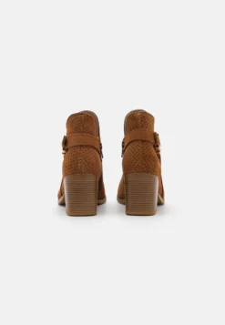 Pier One LeatherStivalettiCognac Donna Stivaletti PI911N09S-O11 -Negozio online Pier One Italia c03d7a9a89884977aa44a489c45d44a8 scaled