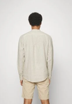 Pier One CamiciaBeige Uomo Camicie PI922DA24-B12 -Negozio online Pier One Italia c1fb8724ad9644f6bad52175a6fc45a1