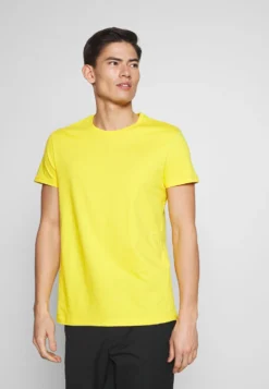 Pier One 5 PackT-Shirt BasicOlive/ White/ Navy /Yellow /Black Uomo T-shirt E Polo PI922O0GU-N11 14 Pier One 5 PackT-Shirt BasicOlive/ White/ Navy /Yellow /Black Uomo T-shirt E Polo PI922O0GU-N11 -Negozio online Pier One Italia c50c887c9e5746a4b36cae7e276005e1 scaled