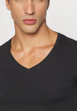 Pier One 2 PackMaglietta IntimaBlack Uomo Intimo PI982Q00F-Q11 10 Pier One 2 PackMaglietta IntimaBlack Uomo Intimo PI982Q00F-Q11 -Negozio online Pier One Italia c73be1588f9a4876a16cf9fff5f7185d scaled