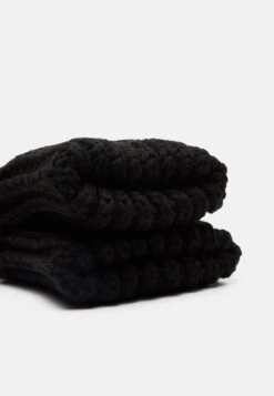 Pier One SetSciarpaBlack Uomo Cappellie Berretti PI952G01R-Q11 -Negozio online Pier One Italia c92365d50605499f8894d8134b71f297