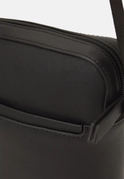 Pier One Borsa A TracollaBlack Uomo Borse PI952H06J-Q11 9 Pier One Borsa A TracollaBlack Uomo Borse PI952H06J-Q11 -Negozio online Pier One Italia cc28368760b546c881d3aca283d7a281 scaled