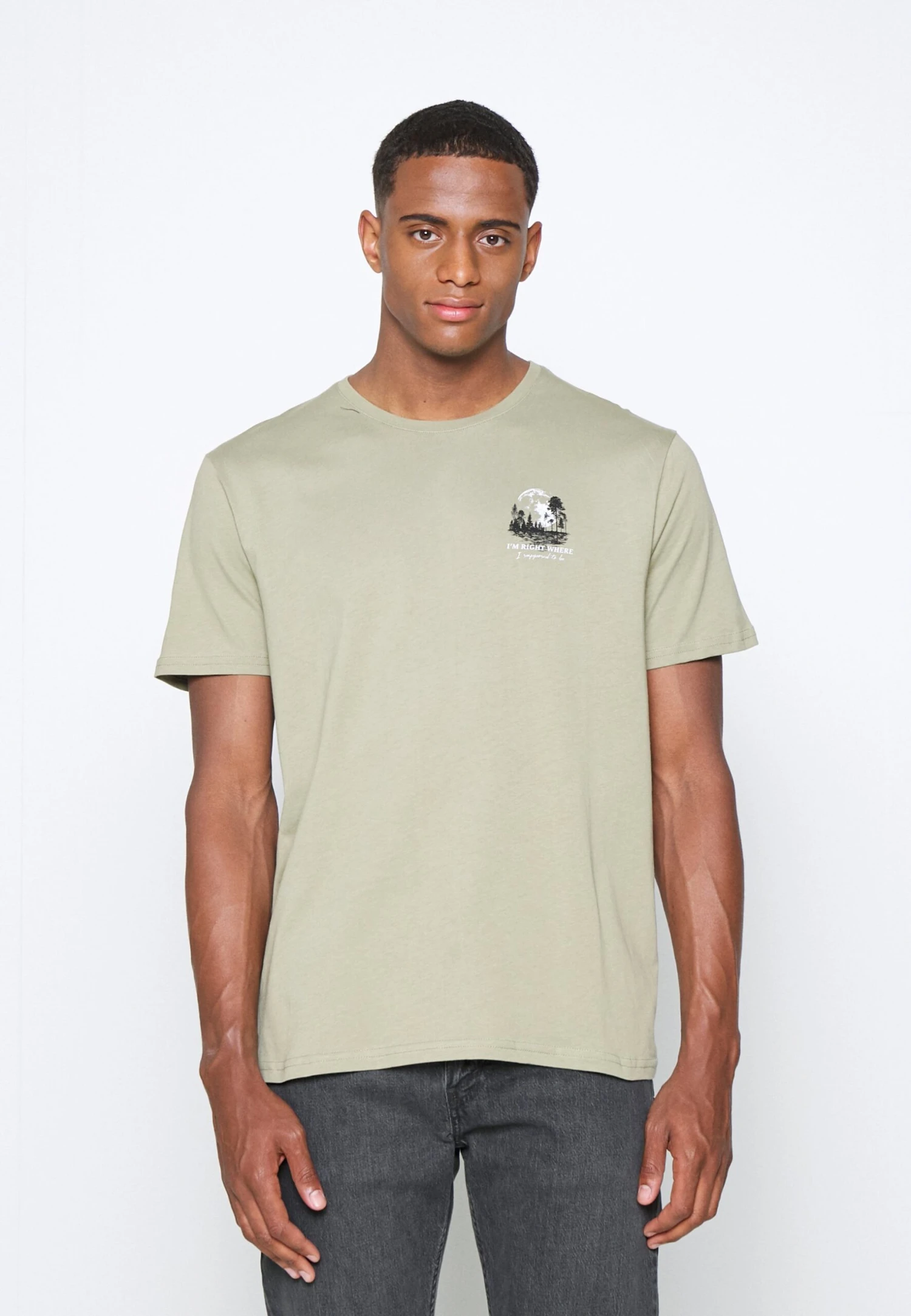 Pier One Moon Scene Graphic T-ShirtT-Shirt Con StampaOlive Uomo T-shirt E Polo PI922O0VY-N11 4 Pier One Moon Scene Graphic T-ShirtT-Shirt Con StampaOlive Uomo T-shirt E Polo PI922O0VY-N11 - immagine 4