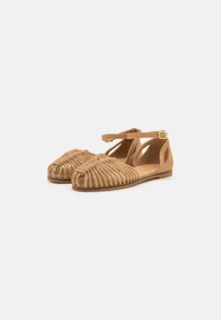 Pier One Leather- Sandali - Beige 8 Pier One Leather- Sandali - Beige -Negozio online Pier One Italia ceb1bc5afdad4141a86c94cce4ce7d09 scaled