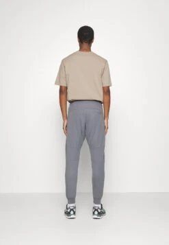 Pier One Pantaloni SportiviDark Grey Uomo Pantaloni PI922E03N-C16 -Negozio online Pier One Italia d666750459d94c8ea69b6648f54c3e51