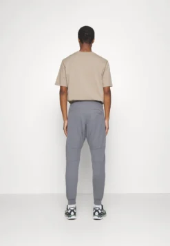 Pier One Pantaloni SportiviDark Grey Uomo Pantaloni PI922E03N-C16 8 Pier One Pantaloni SportiviDark Grey Uomo Pantaloni PI922E03N-C16 -Negozio online Pier One Italia d666750459d94c8ea69b6648f54c3e51 scaled