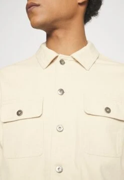 Pier One Undyed Twill Giacca Di JeansWhite Uomo Giacche PI922D0EA-A11 -Negozio online Pier One Italia d72bf7cf76b04ba396f021941020b1bc