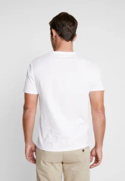 Pier One 3 Pack T-Shirt BasicWhite Uomo T-shirt E Polo PI922O0GO-A12 8 Pier One 3 Pack T-Shirt BasicWhite Uomo T-shirt E Polo PI922O0GO-A12 -Negozio online Pier One Italia dd9b35a7ff65475f8768ff00fea41e9f scaled