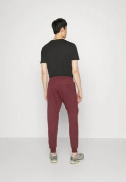 Pier One Pantaloni SportiviBordeaux Uomo Pantaloni PI922E03N-G11 -Negozio online Pier One Italia e08d9e55adef4896bd03487fd599f013