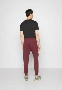 Pier One Pantaloni SportiviBordeaux Uomo Pantaloni PI922E03N-G11 -Negozio online Pier One Italia e08d9e55adef4896bd03487fd599f013 scaled