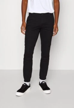 Pier One 2 Pack - Pantaloni Cargo - Olive/Black -Negozio online Pier One Italia e0bf2536d5a04652937019f4273abb8d