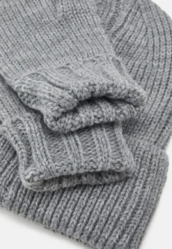 Pier One SetBerrettoGrey Uomo Cappellie Berretti PI952O017-C11 -Negozio online Pier One Italia e50e53f6a53e4867a382c1ae80f58312 scaled