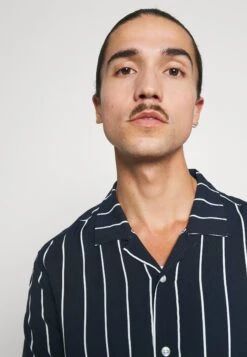 Pier One CamiciaDark Blue Uomo Camicie PI922D0BP-K11 -Negozio online Pier One Italia e6e9fc23e1cd46fc87b552b5249f1636