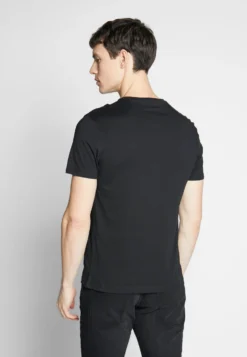 Pier One 3 PackT-Shirt BasicBlack/White/Blue Uomo T-shirt E Polo PI922O0GQ-Q13 8 Pier One 3 PackT-Shirt BasicBlack/White/Blue Uomo T-shirt E Polo PI922O0GQ-Q13 -Negozio online Pier One Italia e7497b751f8c4bd498980e2ffe8f6ae0 scaled