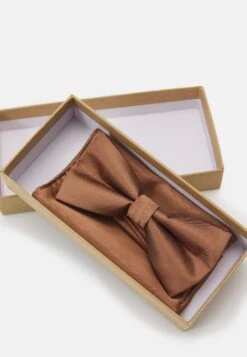 Pier One SetFazzoletti Da TaschinoBrown Uomo Completi E Cravatte PI952R03B-O11 -Negozio online Pier One Italia e8534b78630b4dea9b4261770a1ca0c0