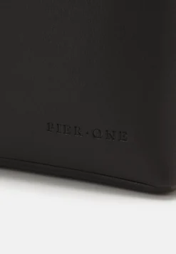Pier One Borsa A TracollaBlack Uomo Borse PI952H06J-Q11 8 Pier One Borsa A TracollaBlack Uomo Borse PI952H06J-Q11 -Negozio online Pier One Italia e915708ca5644c8ab80ec337b97dafc5 scaled