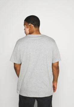 Pier One 5 PackT-Shirt BasicKhaki/Grey/Dark Blue Uomo T-shirt E Polo PI922O0R0-N11 8 Pier One 5 PackT-Shirt BasicKhaki/Grey/Dark Blue Uomo T-shirt E Polo PI922O0R0-N11 -Negozio online Pier One Italia ec3697a3377045a681099b809ac45742