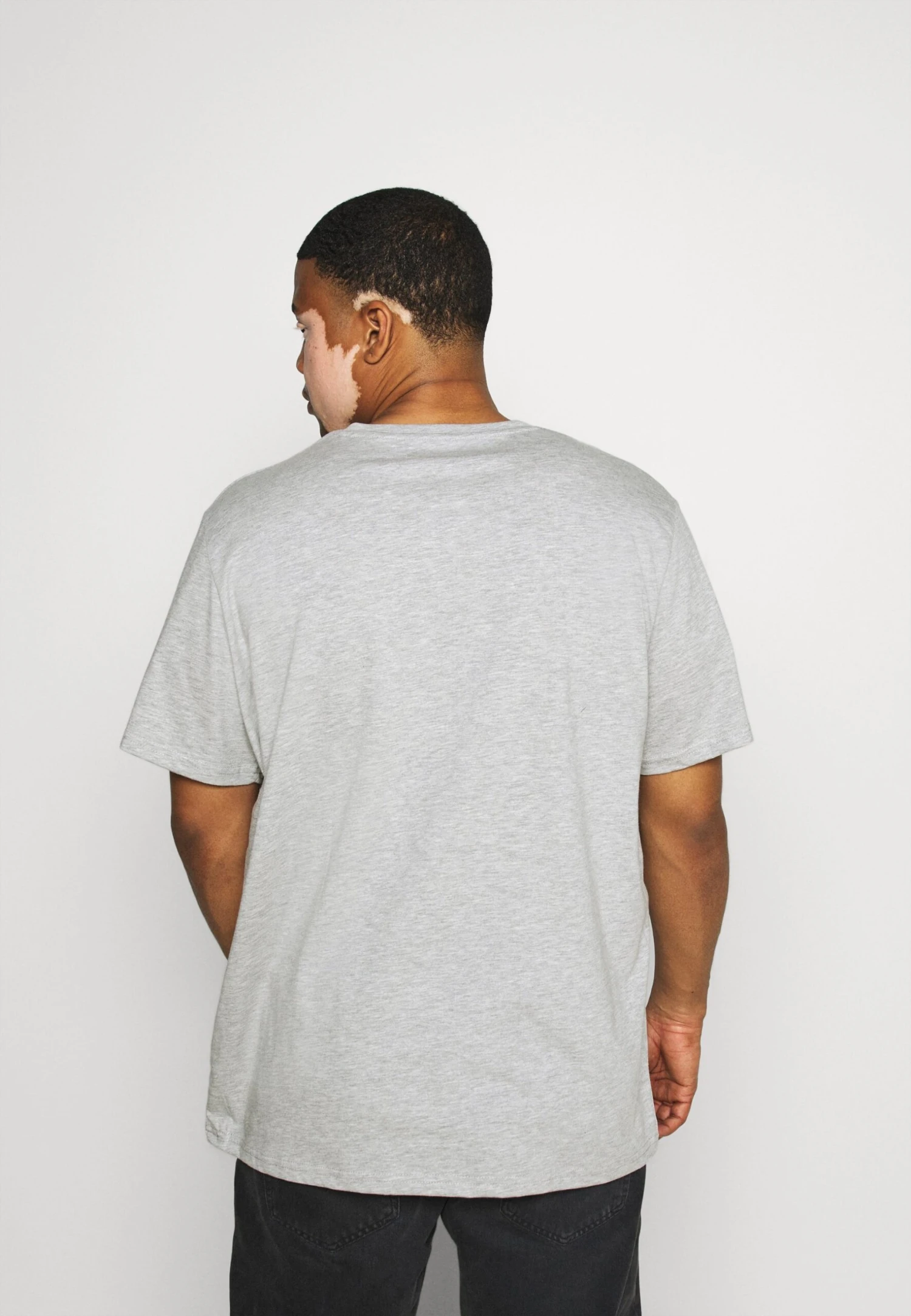 Pier One 5 PackT-Shirt BasicKhaki/Grey/Dark Blue Uomo T-shirt E Polo PI922O0R0-N11 3 Pier One 5 PackT-Shirt BasicKhaki/Grey/Dark Blue Uomo T-shirt E Polo PI922O0R0-N11 - immagine 3