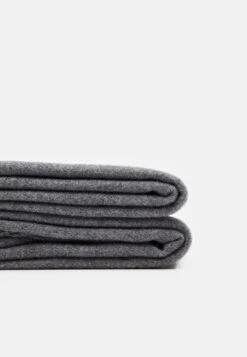 Pier One UnisexSciarpaGrey Donna Sciarpe PI954G00J-C11 -Negozio online Pier One Italia ec5527395bf74ce5a255f492061affa7