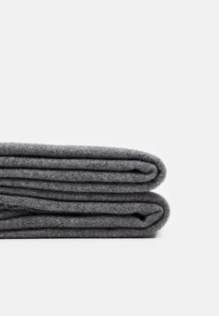 Pier One UnisexSciarpaGrey Donna Sciarpe PI954G00J-C11 -Negozio online Pier One Italia ec5527395bf74ce5a255f492061affa7 scaled