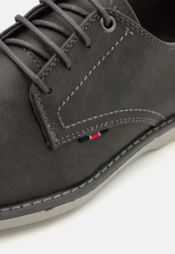 Pier One Stringate SportiveGrey Uomo Scarpe Con I Lacci PI912M0DE-C11 11 Pier One Stringate SportiveGrey Uomo Scarpe Con I Lacci PI912M0DE-C11 -Negozio online Pier One Italia ecfb35cd425248f6a890e98dbfdbfaa4 scaled